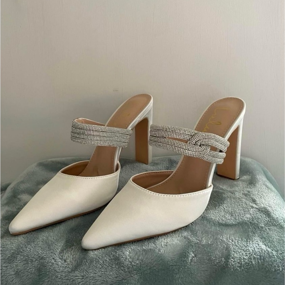 New without tags/never worn. Women’s size 8 Lulus heels.